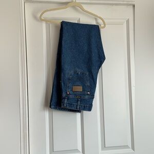 Men’s Wrangler 33 x 34 Medium Wash Non Distressed Denim Jeans